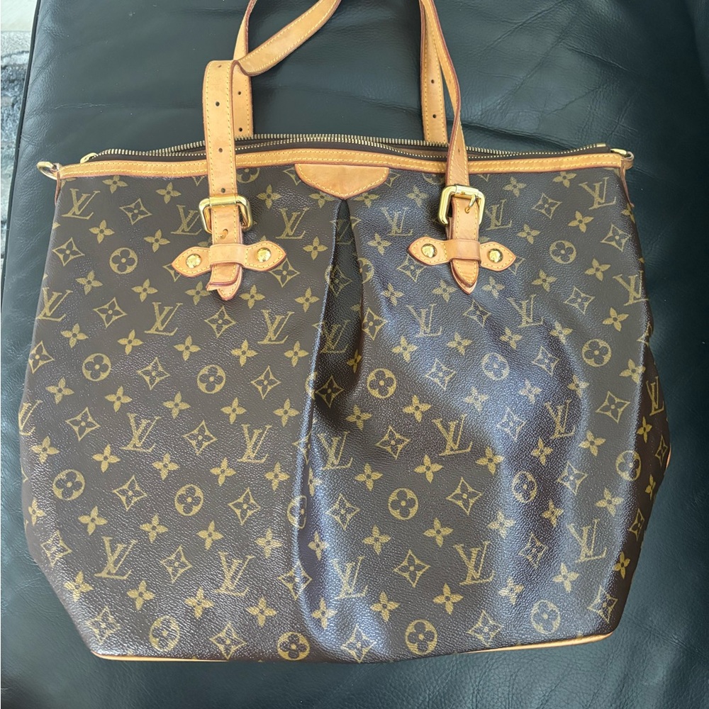 LOUIS VUITTON authentic 
Monogram Palermo GM (pre-own)
